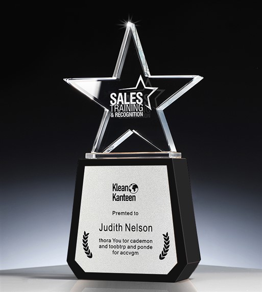 Khắc nội dung trên cúp vinh danh